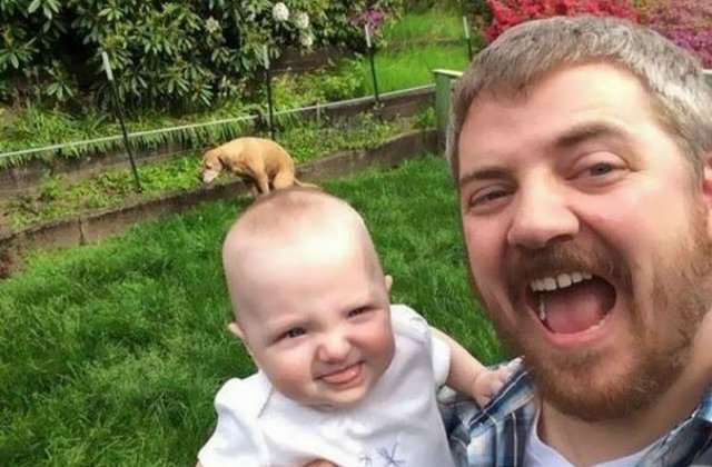 TOP 10 cele mai amuzante selfie-uri. Ce au surprins in fundal