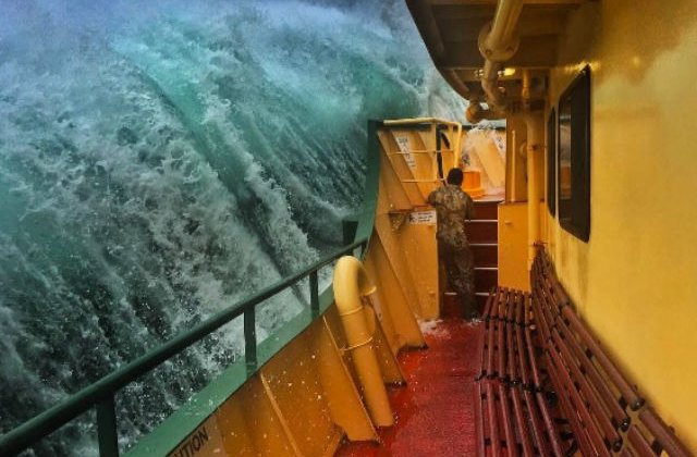 [FOTO] Imagini incredibile. Momentul in care un val urias pare sa inghita un feribot