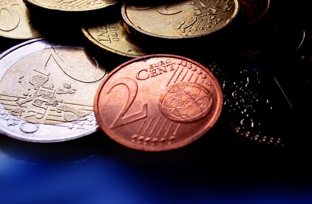 Euro depaseste 4,55 lei si atinge un nivel maxim de aproape patru ani