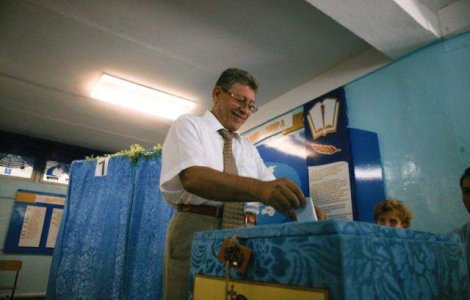 Ghimpu: Comunistii ar trebui loviti in cap cu ciocanul de pe sigla lor