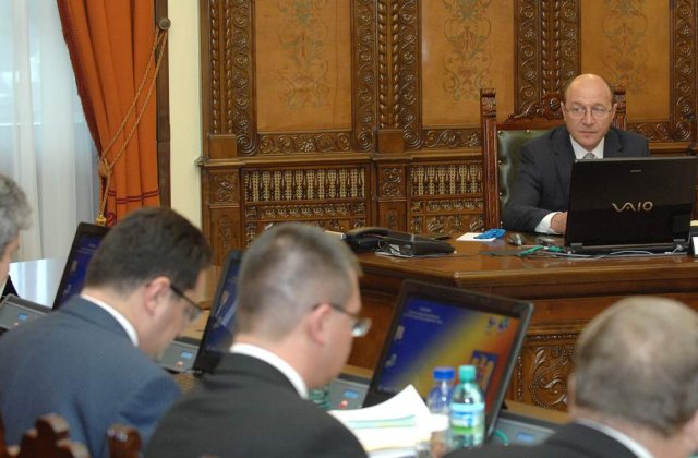 Basescu cere Parlamentului reexaminarea ordonantei privind reglementarea stimulentelor