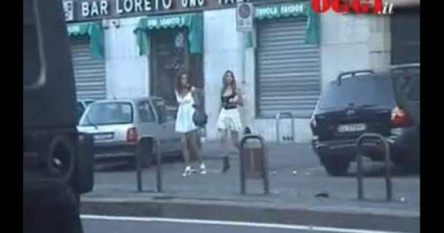  Video : Vedeta de televiziune din Romania, condusa la resedinta lui Silvio Berlusconi