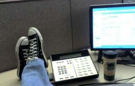 Cat timp ramai zilnic la serviciu peste program?