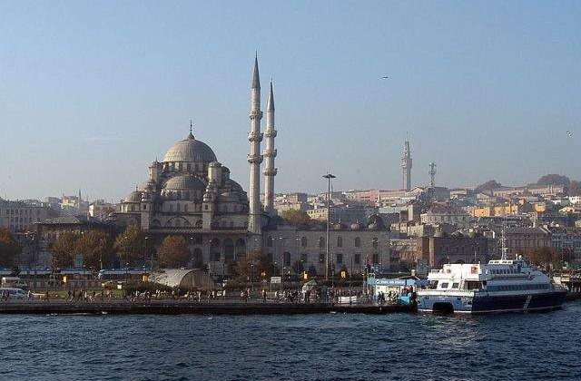 Un elicopter a lovit un turn de televiziune si s-a prabusit pe o sosea din Istanbul; cinci morti
