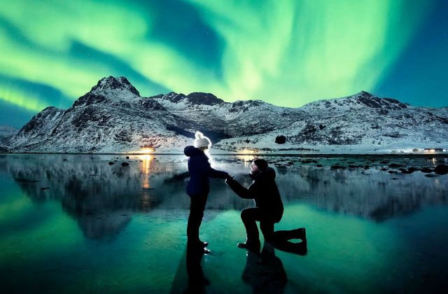 [FOTO] Si-a cerut iubita in casatorie in timpul aurorei boreale. Imaginile sunt de vis