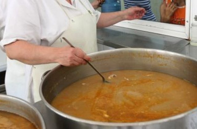 Peste 750 de constanteni, pusi sa plateasca 1,4 milioane de lei dupa ce au mancat gratuit la cantina sociala