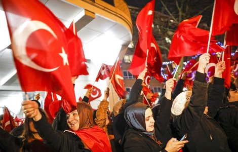 Protest violent in fata Consulatului turc din Rotterdam