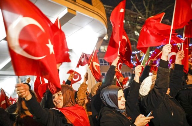 Protest violent in fata Consulatului turc din Rotterdam, dupa ce un ministru a fost oprit sa intre si expulzat din tara