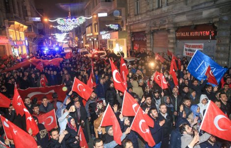 Manifestanti turci au aruncat cu portocale si oua in Ambasada Olandei