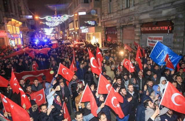 Manifestanti turci au aruncat cu portocale si oua in Ambasada Olandei la Ankara