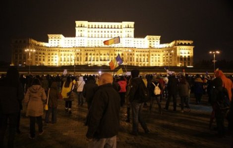 VIDEO. Mii de romani nemultumiti au strigat in fata Parlamentului