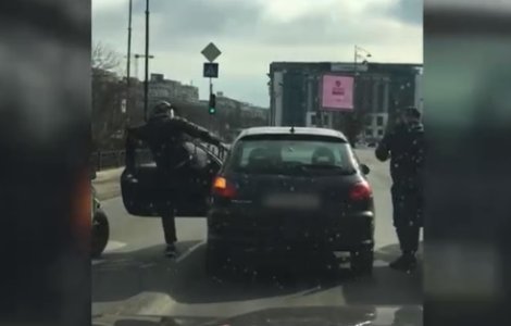 VIDEO. Sofer snopit in bataie la semafor