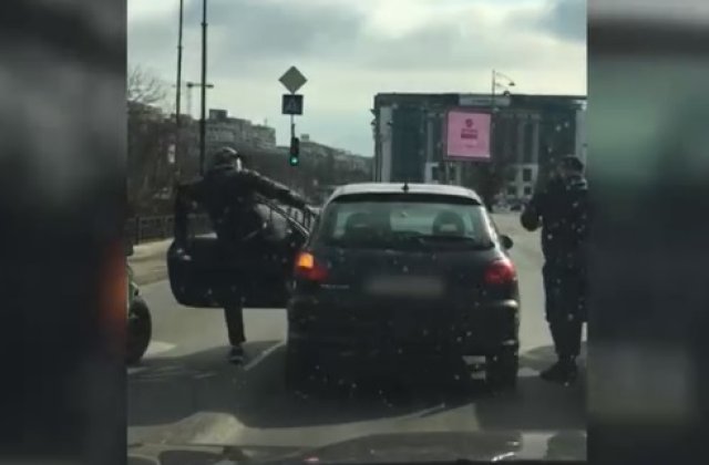 VIDEO. Sofer snopit in bataie la semafor