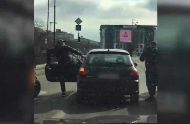 VIDEO. Sofer snopit in bataie la semafor