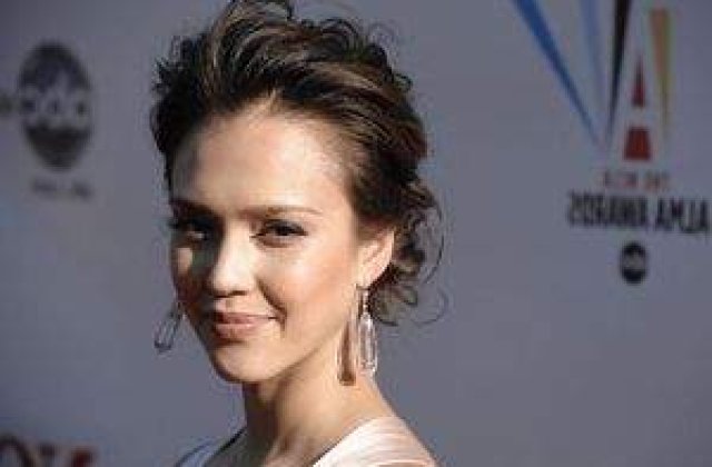 Jessica Alba, o mamica fericita