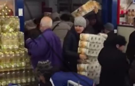 Imbulzeala la un magazin din Braila, pentru hartie igienica la promotie - VIDEO