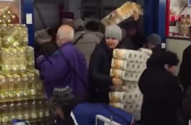 Imbulzeala la un magazin din Braila, pentru hartie igienica la promotie - VIDEO