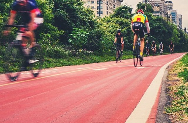 [Video] Cursa de ciclism, anulata dupa ce vantul de 100km/h a aruncat sportivii de pe biciclete