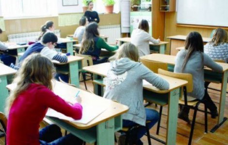 Perle scrise de elevii de clasa a VIII-a la Evaluarea Nationala: "Rolul cratimei este sa incalece doua cuvinte"