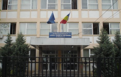 Alerta cu bomba la Liceul "Ion Barbu" din Capitala. Elevii au fost evacuati