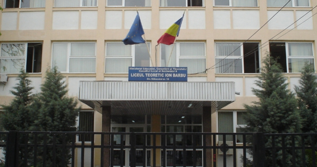 Alerta cu bomba la Liceul "Ion Barbu" din Capitala. Elevii au fost evacuati