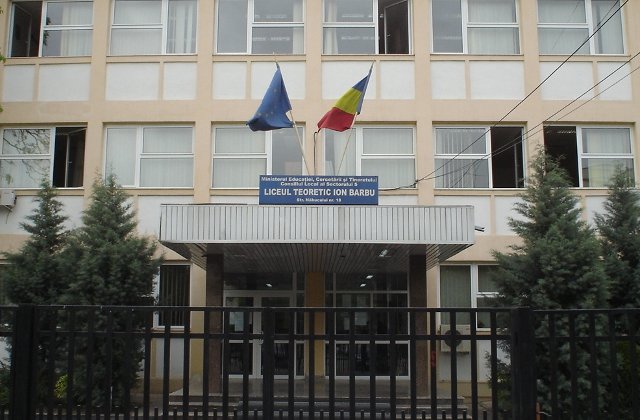 Alerta cu bomba la Liceul "Ion Barbu" din Capitala. Elevii au fost evacuati