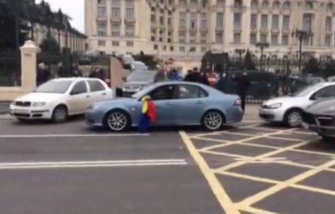 Protest pe roti la Palatul Parlamentului. Mai multi soferi si-au aratat nemultumirea fata de proiectul initiat de Tariceanu