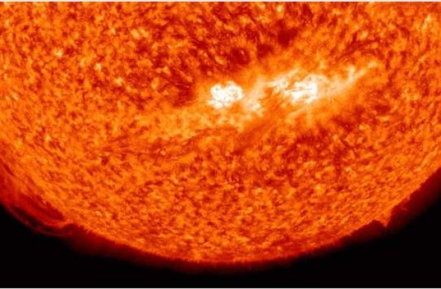 Avertizare NASA: Explozia solara de vineri ar putea afecta Terra