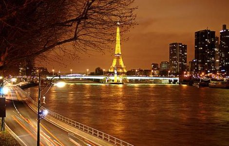 O femeie s-a casatorit cu Turnul Eiffel