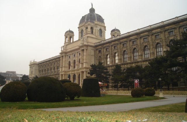 Un tata si-a dat fata in judecata pentru ca stat prea mult la facultate