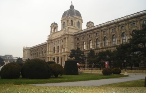 Un tata si-a dat fata in judecata pentru ca stat prea mult la studii