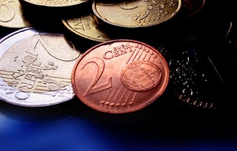 Euro urca peste 4,56 lei, atingand un nivel maxim din octombrie 2012