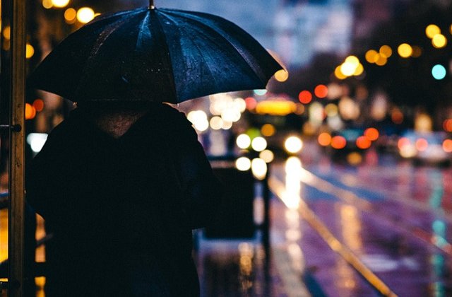 Informare meteo: Ploi si vant in aproape toata tara, ninsori la munte, pana duminica noaptea