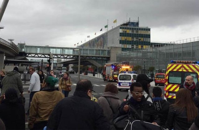 Barbat impuscat de politie pe aeroportul Orly din Paris, dupa ce a dezarmat un politist. Aeroportul a fost evacuat