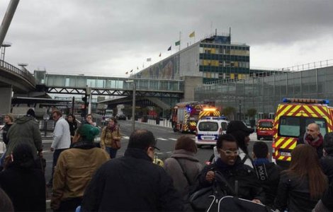 Barbat impuscat de politie pe aeroportul Orly din Paris, dupa ce a dezarmat un politist. Aeroportul a fost evacuat
