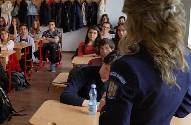 Politia Romana: Nu dati date personale, nu postati fotografii, nu va intalniti cu necunoscuti, refuzati provocari care va fac rau