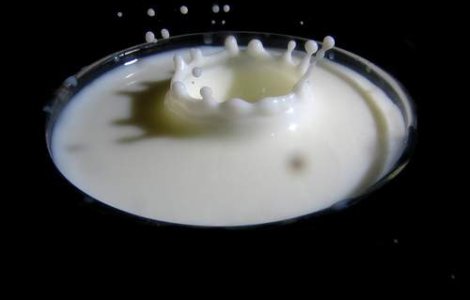 Paradoxul laptelui: A ajuns mai ieftin decat apa minerala!