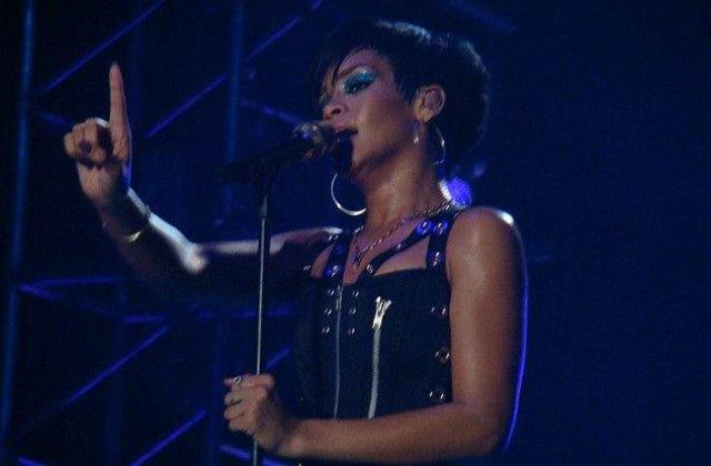 [FOTO] Rihanna are un nou look