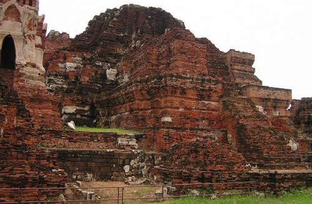 Peste 340 de fetusi decoperiti intr-un templu din Thailanda