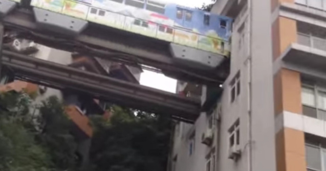  Video  Un bloc turn din China este traversat de linia ferata