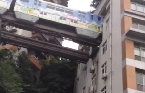  Video  Un bloc turn din China este traversat de linia ferata