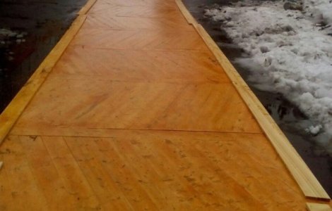 In orasul Arhanghelsk autoritatile au pus parchet pe trotuar pentru Putin