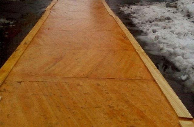 In orasul Arhanghelsk autoritatile au pus parchet pe trotuar pentru Putin