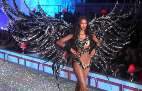  Foto  Spectacol grandios la prezentarea Victoria&#39;s Secret