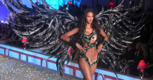  Foto  Spectacol grandios la prezentarea Victoria's Secret