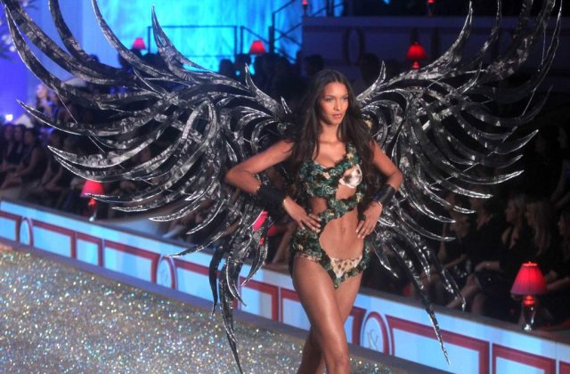 [FOTO] Spectacol grandios la prezentarea Victoria's Secret
