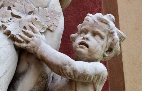 Colectia unui "bunicut": 3 mil. de fotografi pornografice cu minori