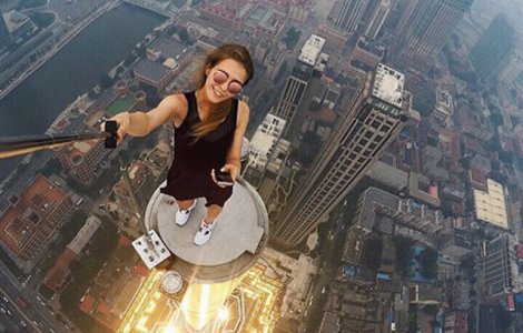  Top  10 selfie-uri riscante ce-ti vor provoca palpitatii