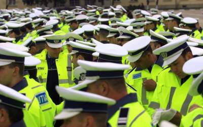 Politistii picheteaza sediul...