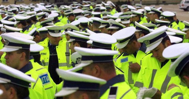 Politistii picheteaza sediul Ministerului de Interne